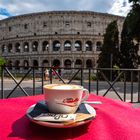 Cappuccino mit Blick auf das Kolosseum