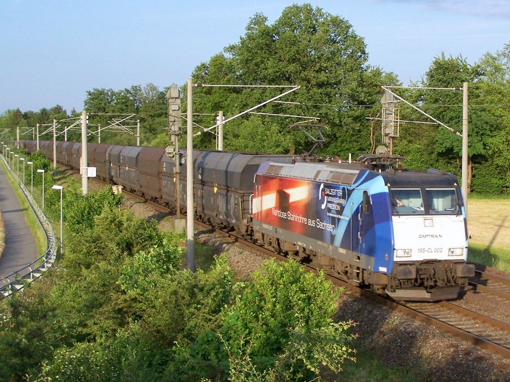 Captrain 185 CL 002 ist am 29.05.12, bei Hasbergen, in Richtung Münster unterwegs.