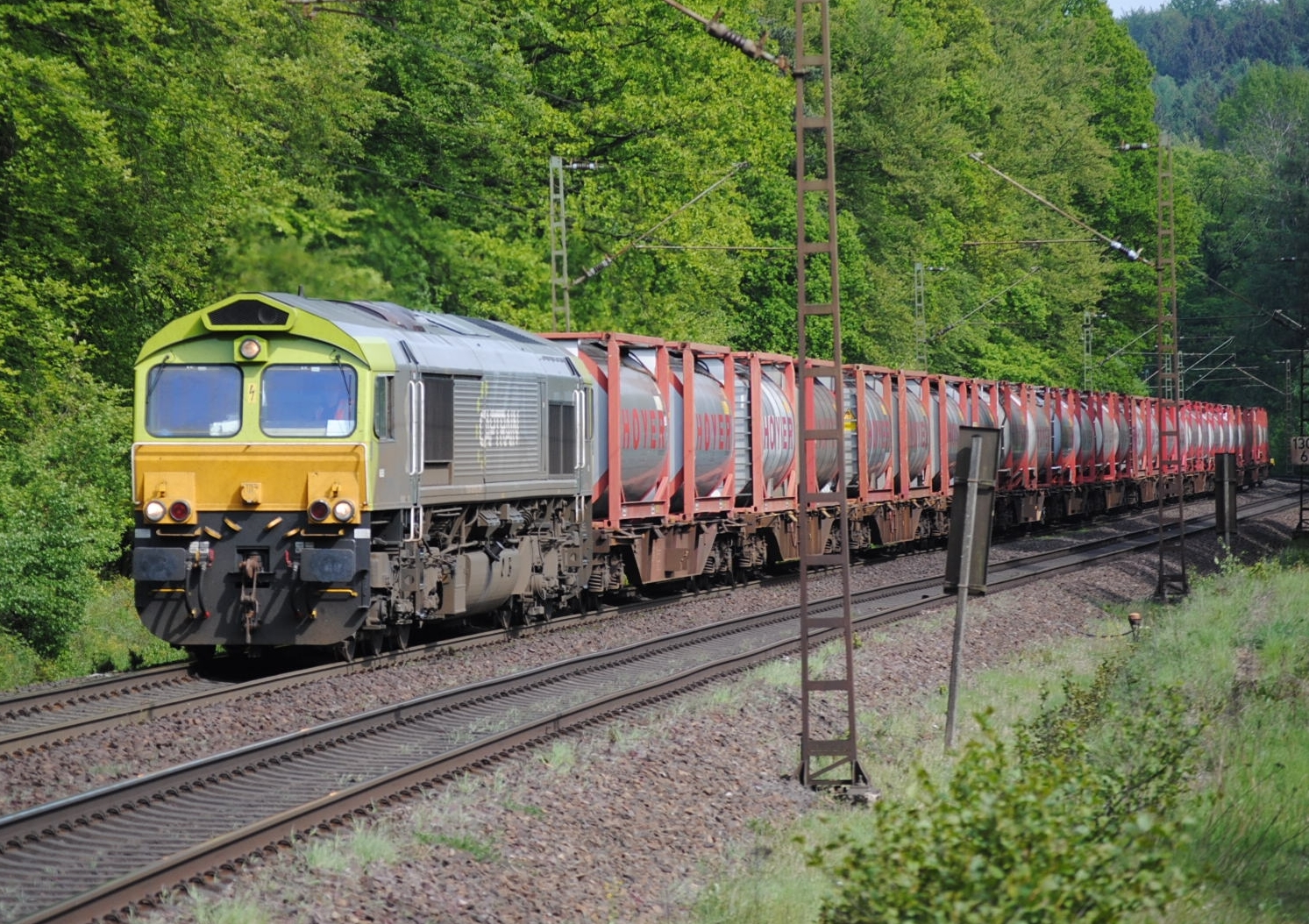 Captrain 6605 (mit gelber Front) mit Hoyer-Containerzug