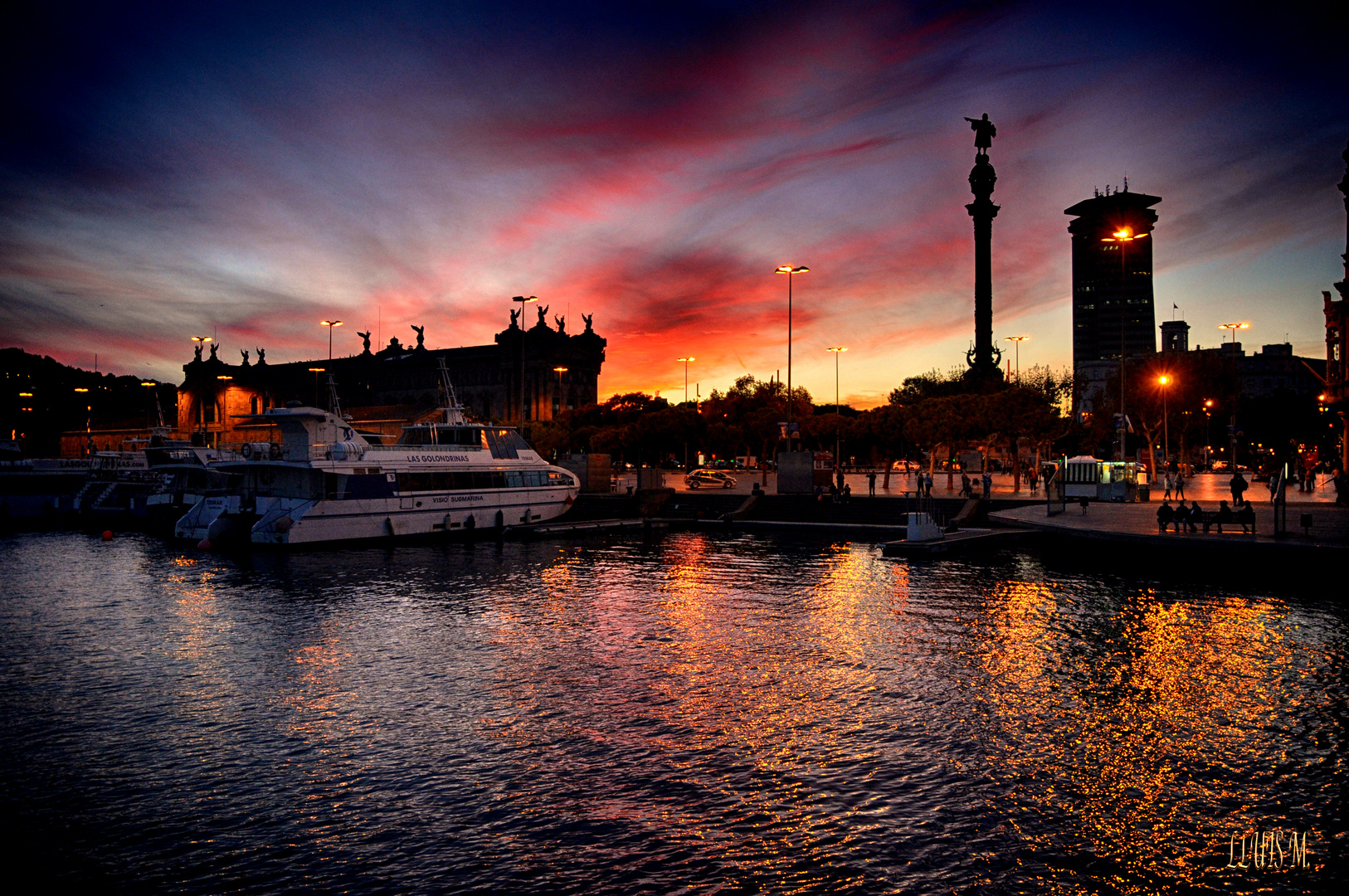 CAPVESPRE AL PORT VELL DE BARCELONA. 