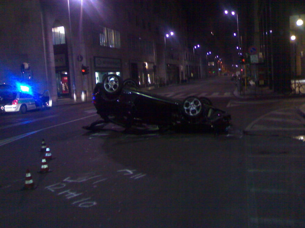 car accident by night in milano