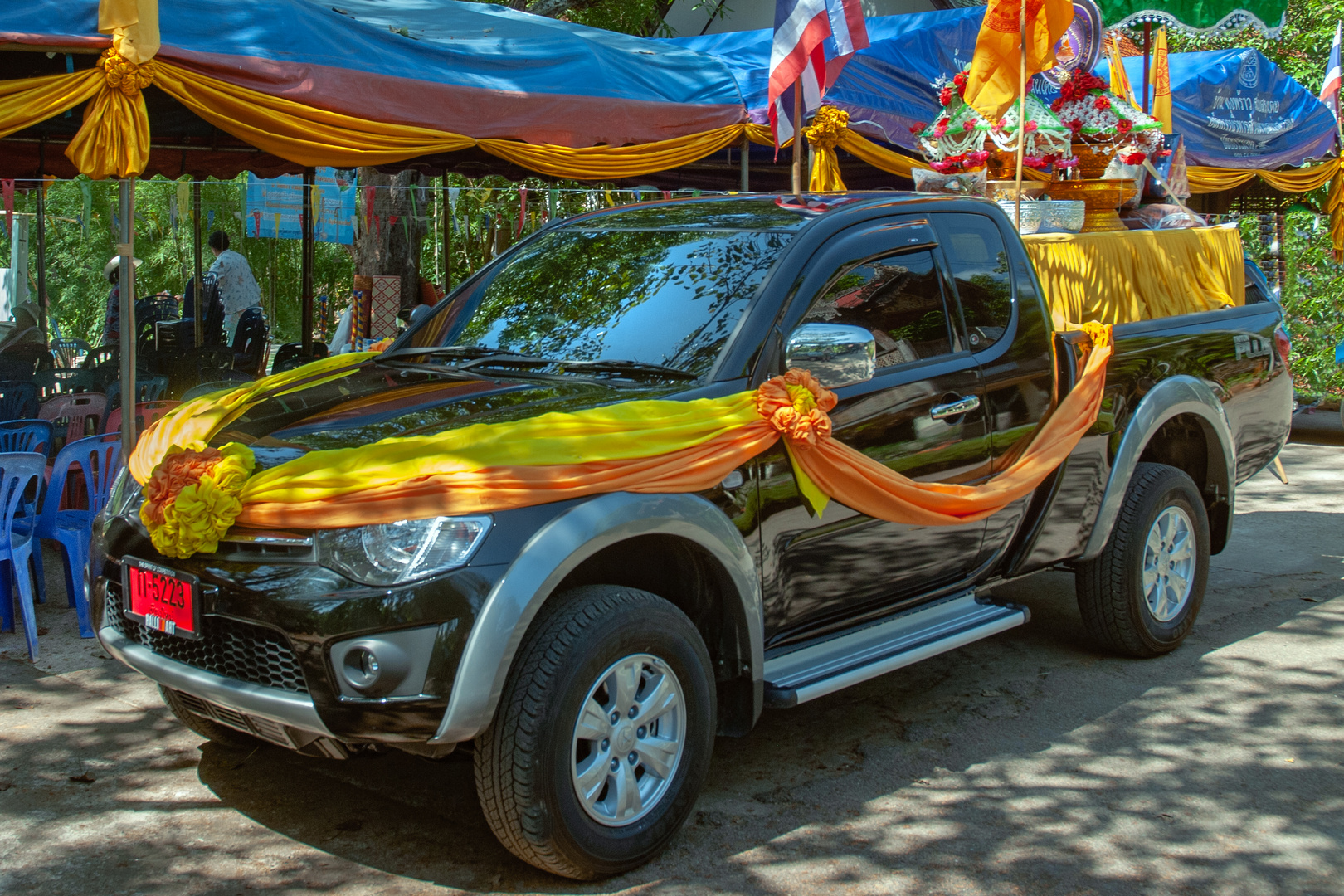 Car decorated for the wedding party