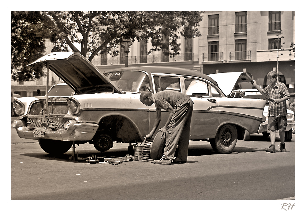 car repair on the streets of havanna