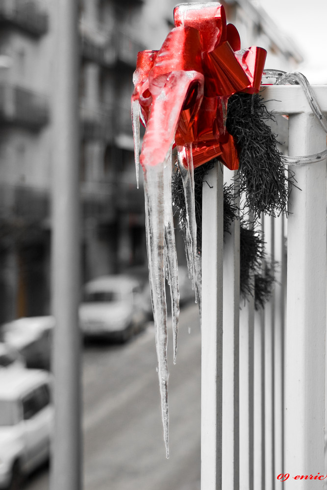 Carambanos de hielo en le balcon del vecino