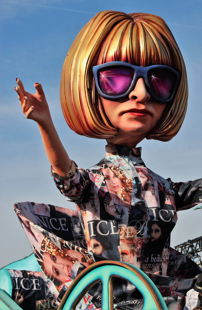 Cardboard Anna Wintour 