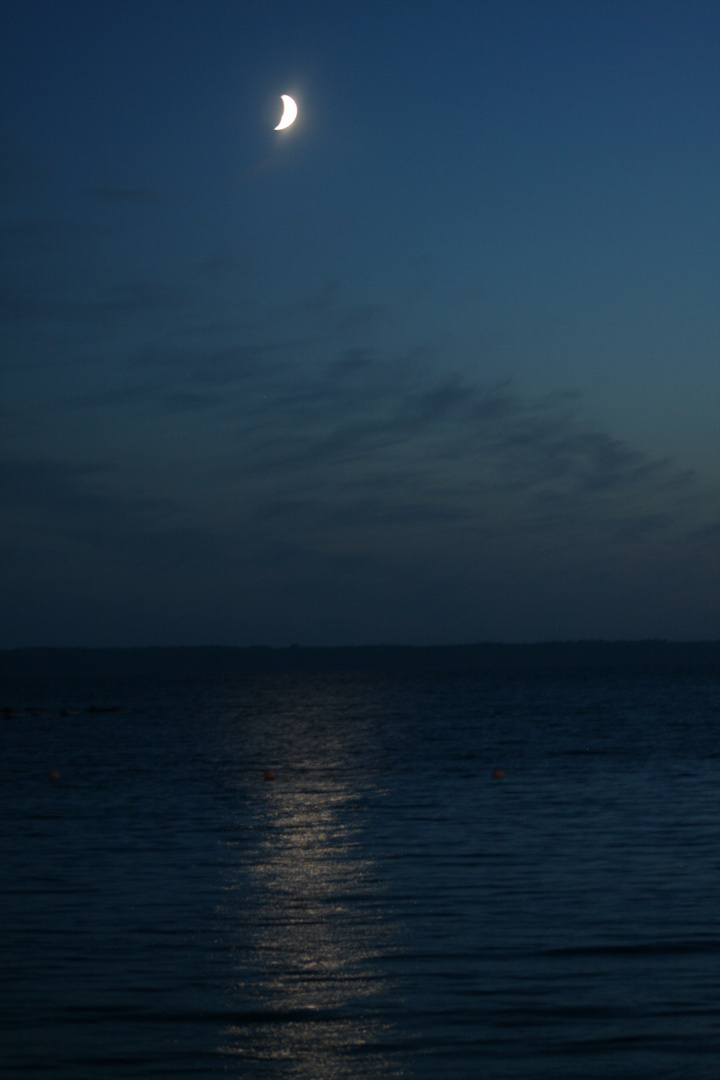 caresse de rayons de lune sur l'océan