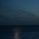 caresse de rayons de lune sur l'océan