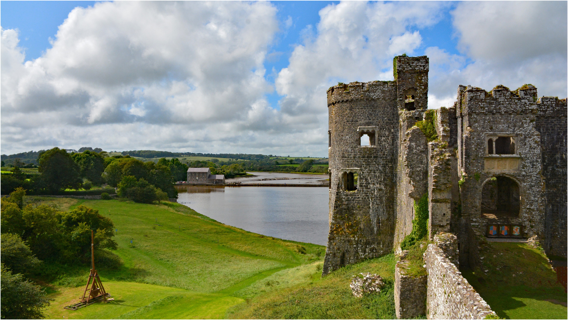 Carew Castle aus dem 13. Jh. mit der im Hintergrund ...