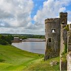 Carew Castle aus dem 13. Jh. mit der im Hintergrund ...