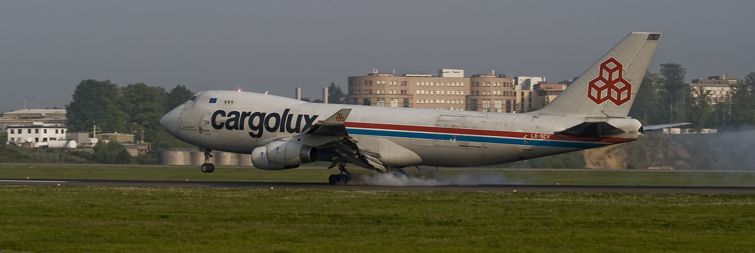 Cargo-LUX um fünf nach Acht....