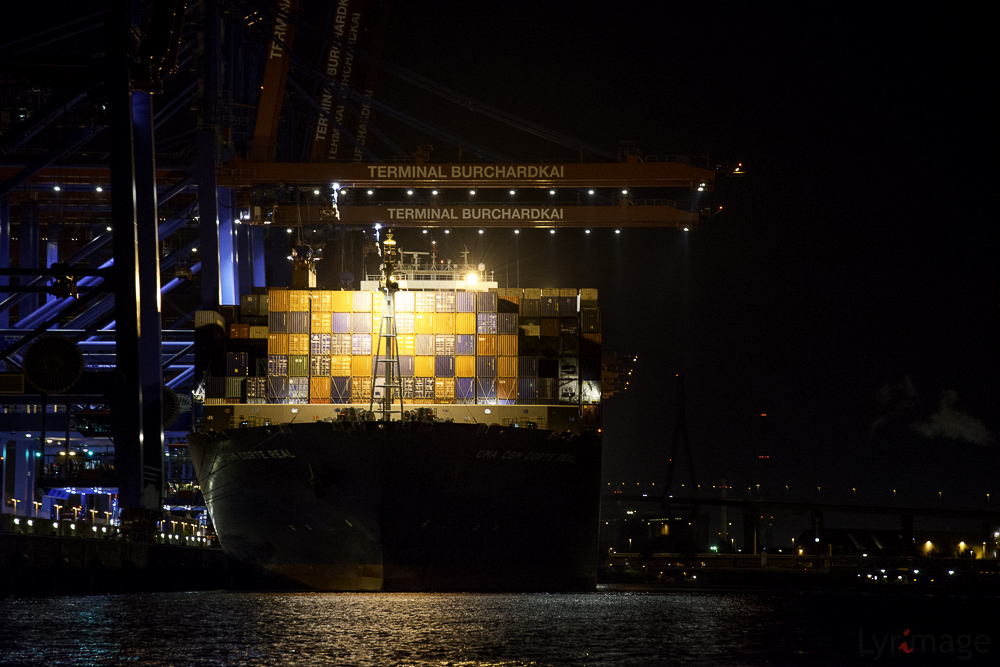 Cargo Ship at night (Frachter bei Nacht)