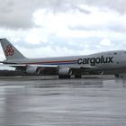 Cargolux Jumbo wird geschleppt
