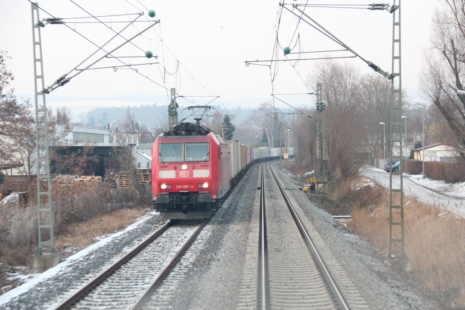 Cargozug fährt den Bodensee entlang