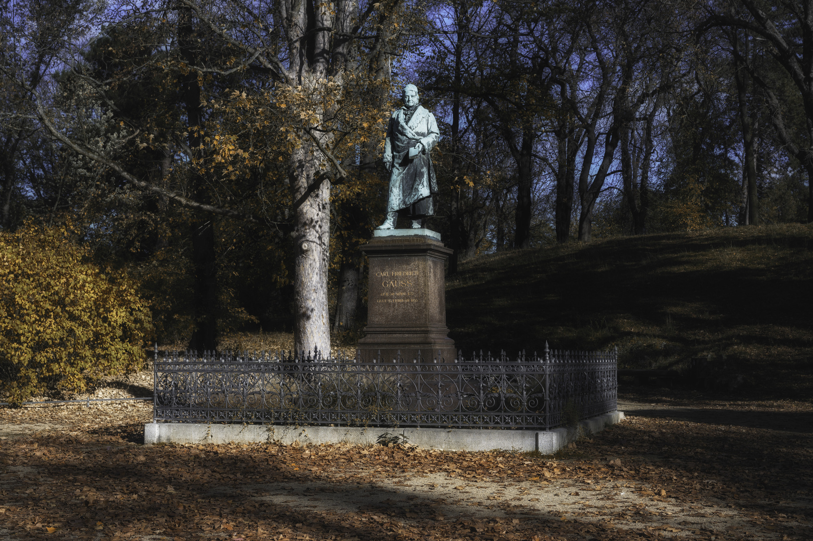 Carl Friedrich Gauß Denkmal im Herbst