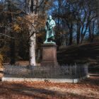 Carl Friedrich Gauß Denkmal im Herbst