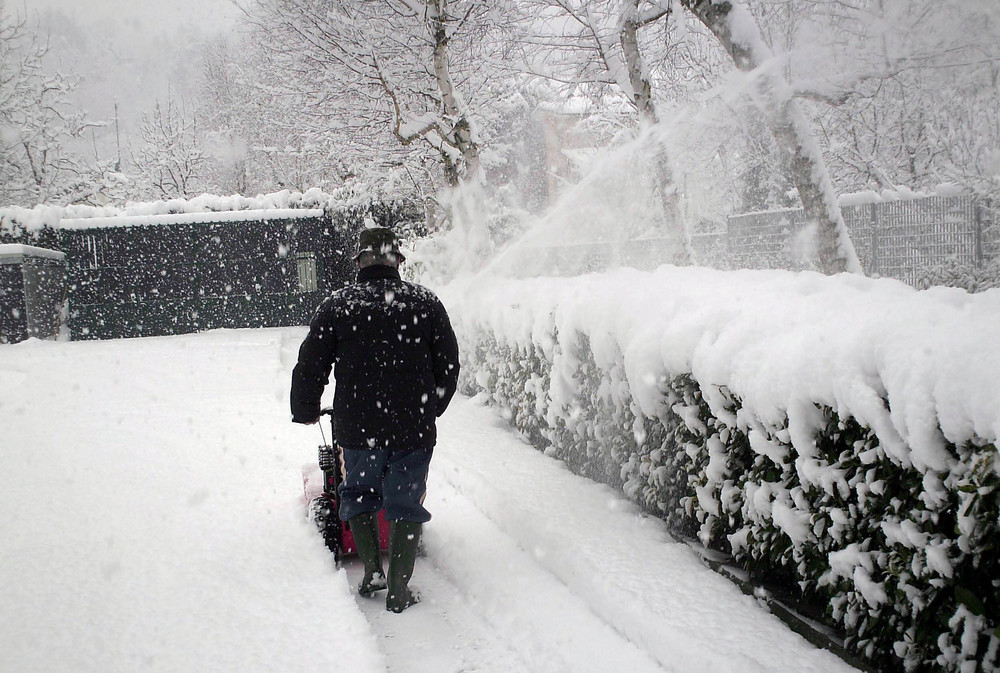 CARLO TOGLIE LA NEVE