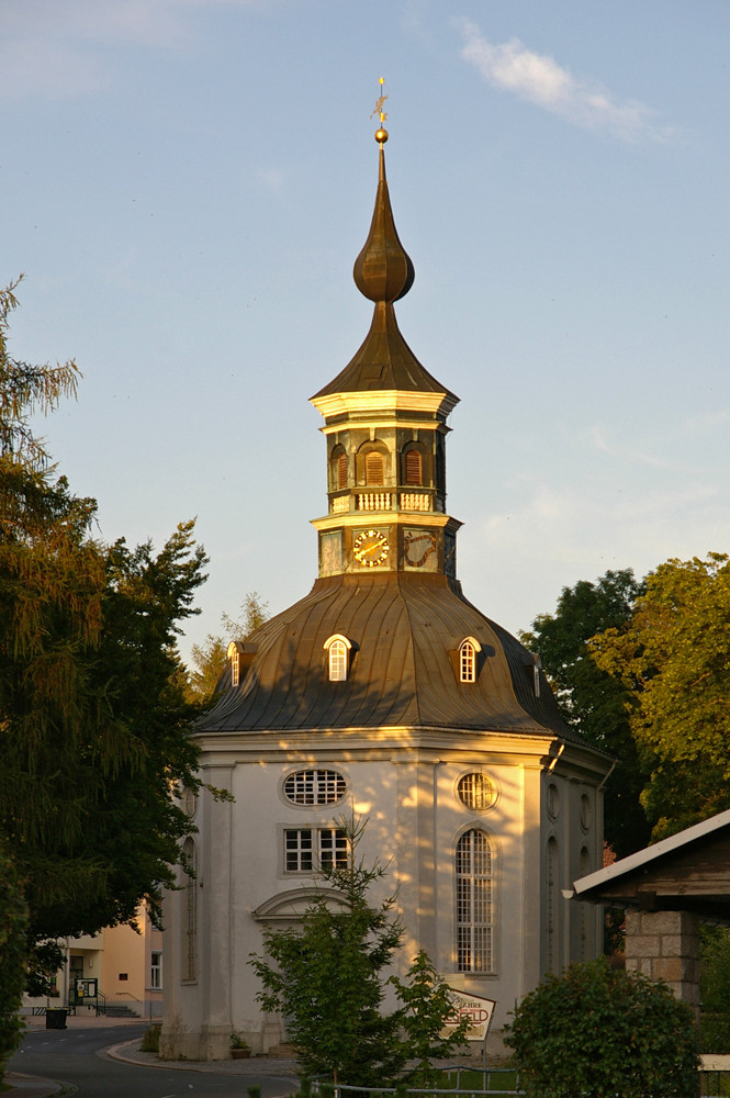 Carlsfelder Kirche am Abend