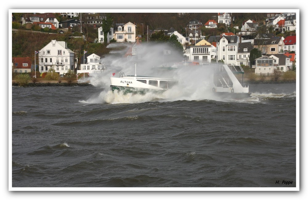 Carmen belästigt die Kleinschifffart auf der Elbe.