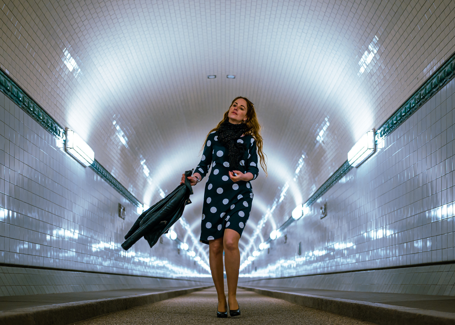 Carmen voller Elan im Elbtunnel