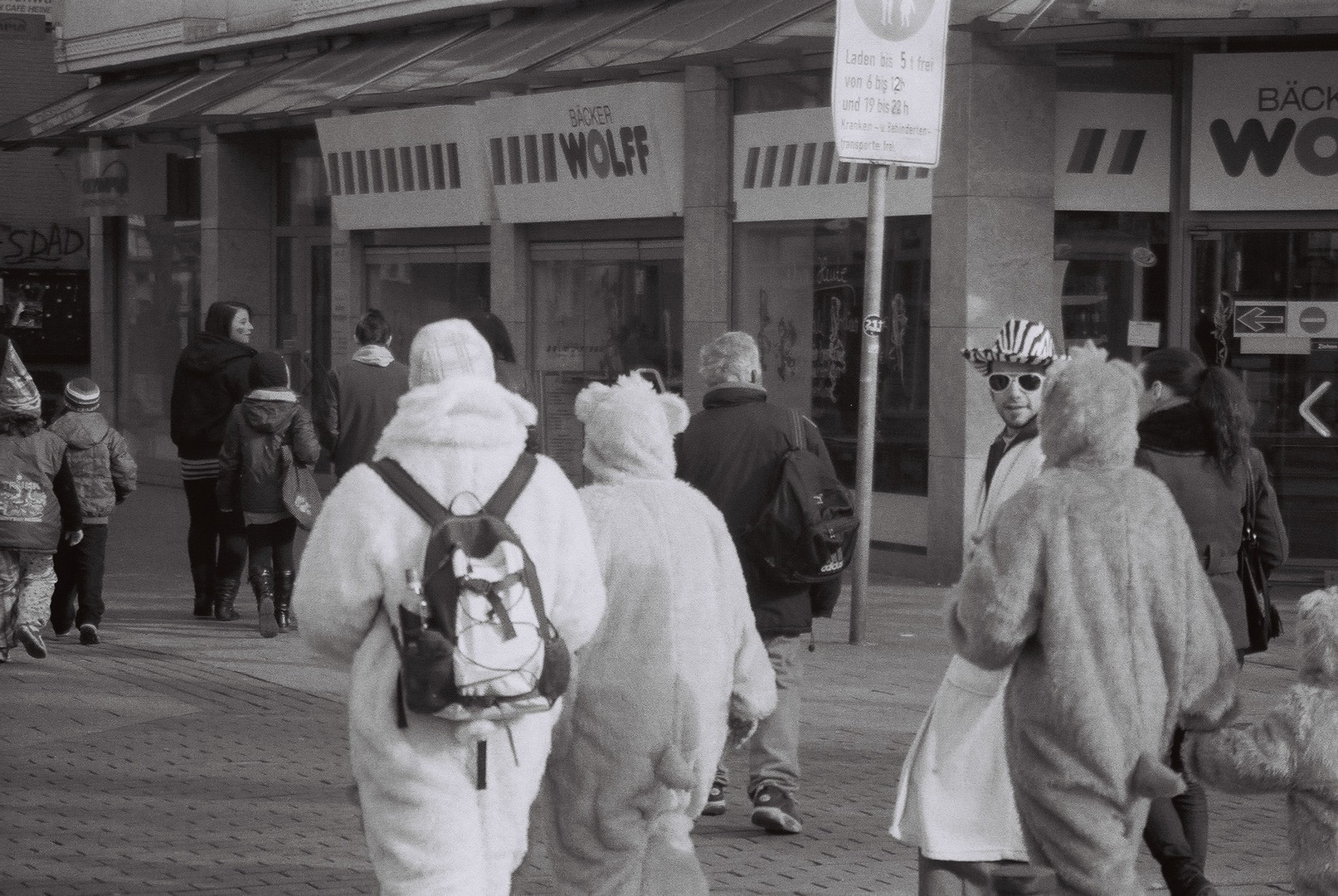 Carneval in Duisburg , eine Gruppe von Menschen auf dem weg zum UMzug .