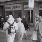 Carneval in Duisburg , eine Gruppe von Menschen auf dem weg zum UMzug .