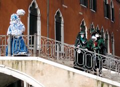 Carnevale di Venezia 2012 - Auf einer Brücke