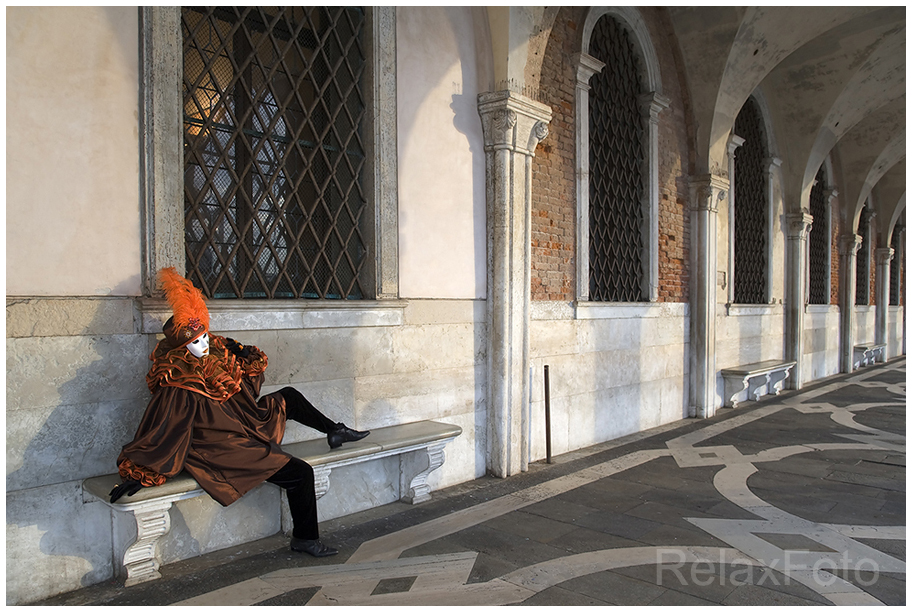 "Carnevale di Venezia" - Venezianisches Maskenkostüm unter den Arkaden des Dogenpalasts in Venedig