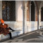 "Carnevale di Venezia" - Venezianisches Maskenkostüm unter den Arkaden des Dogenpalasts in Venedig