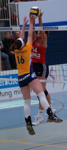 Caro Wensink am Netz