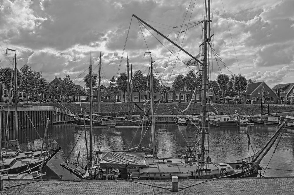 Carolinesiel Innenhafen HDR SW