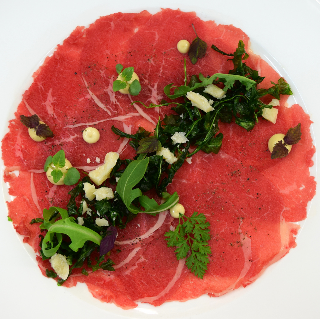 Carpaccio vom Rind unter Zweierlei vom Rucola und Cipriani Sauce