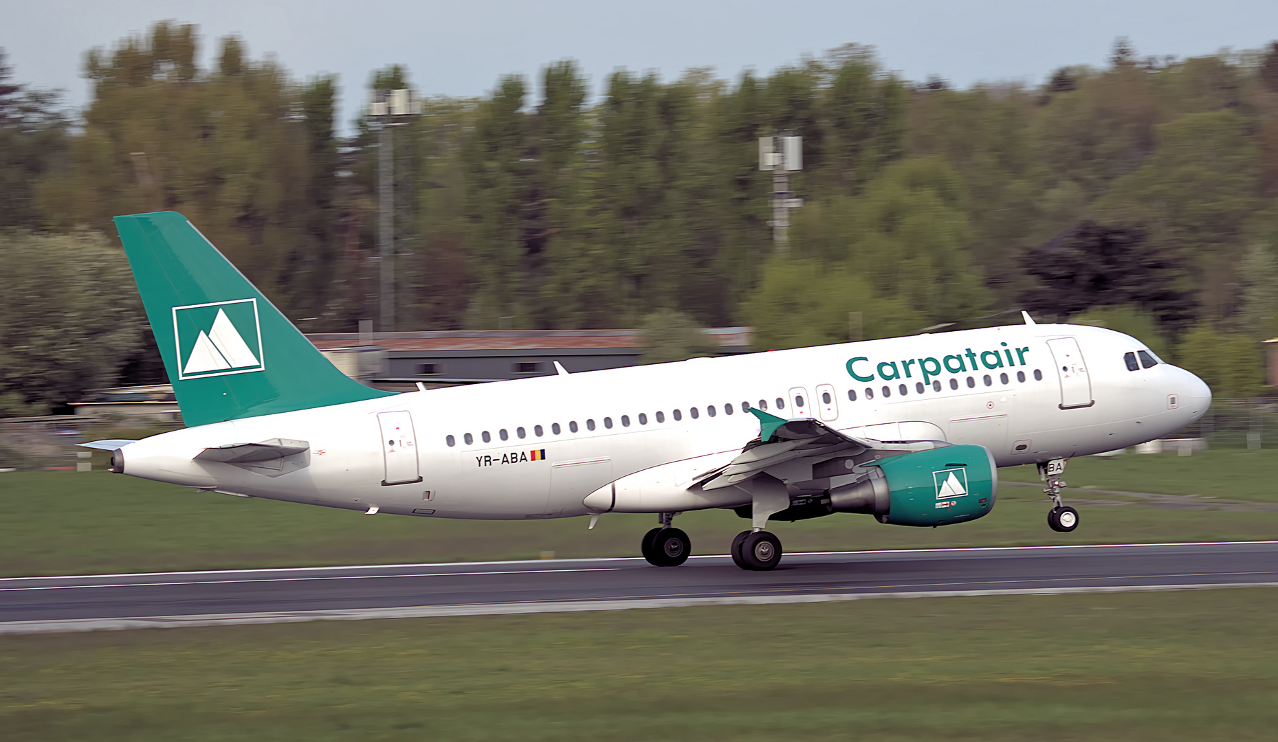  Carpatair Airbus A319-111 