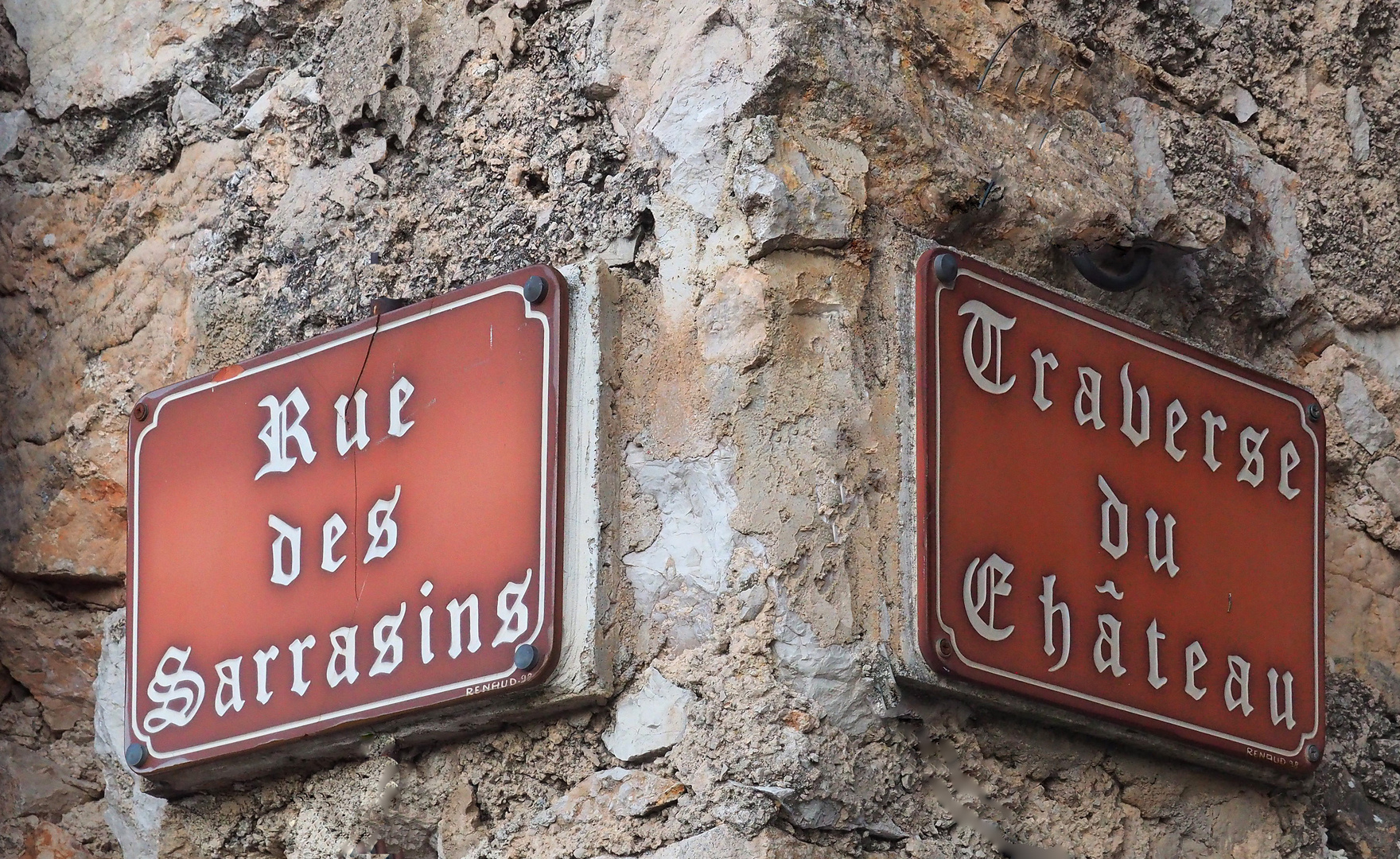 Carrefour à Sainte-Agnès