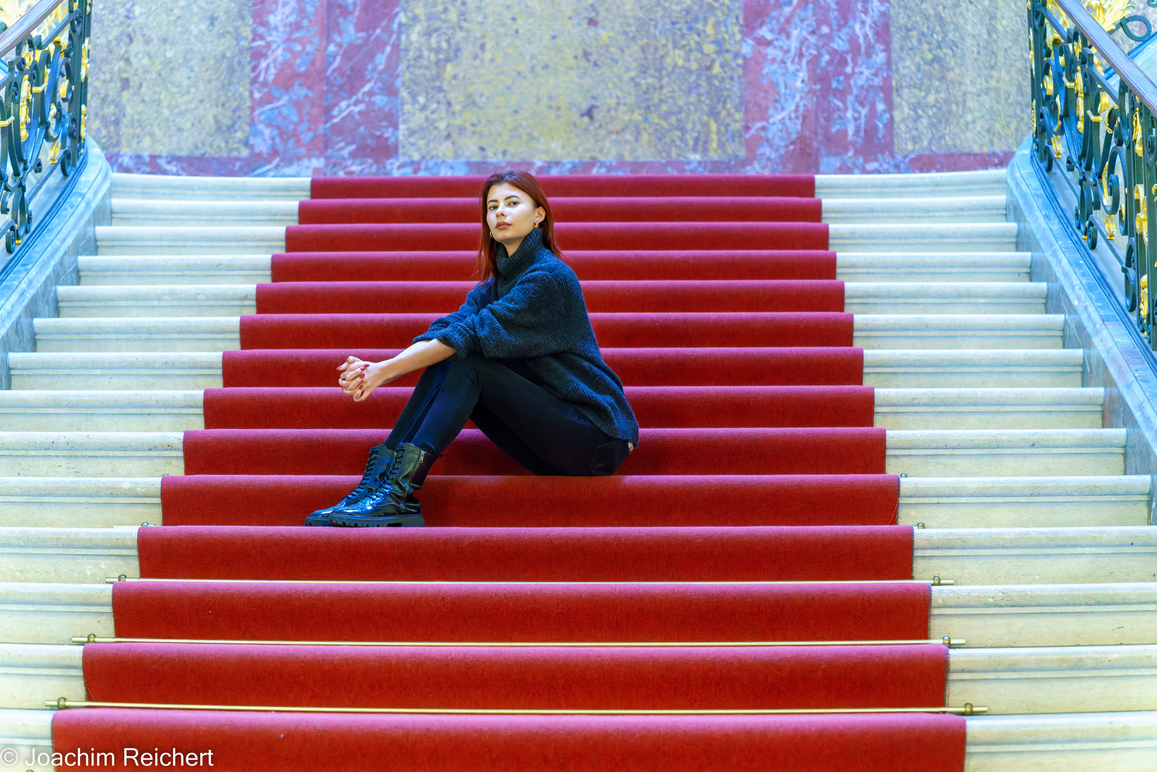 Carrie auf der Treppe des kleinen Kuppelsaales im Bode Museum zu Berlin