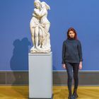 Carrie neben der Statue von Biblis und Caunus