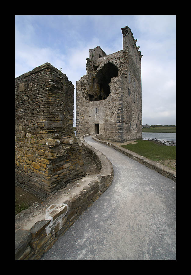 Carrigafoyle Castle - outside