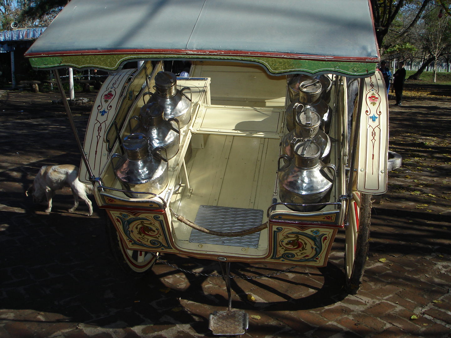 carro decorado original de reparto de leche, argentina