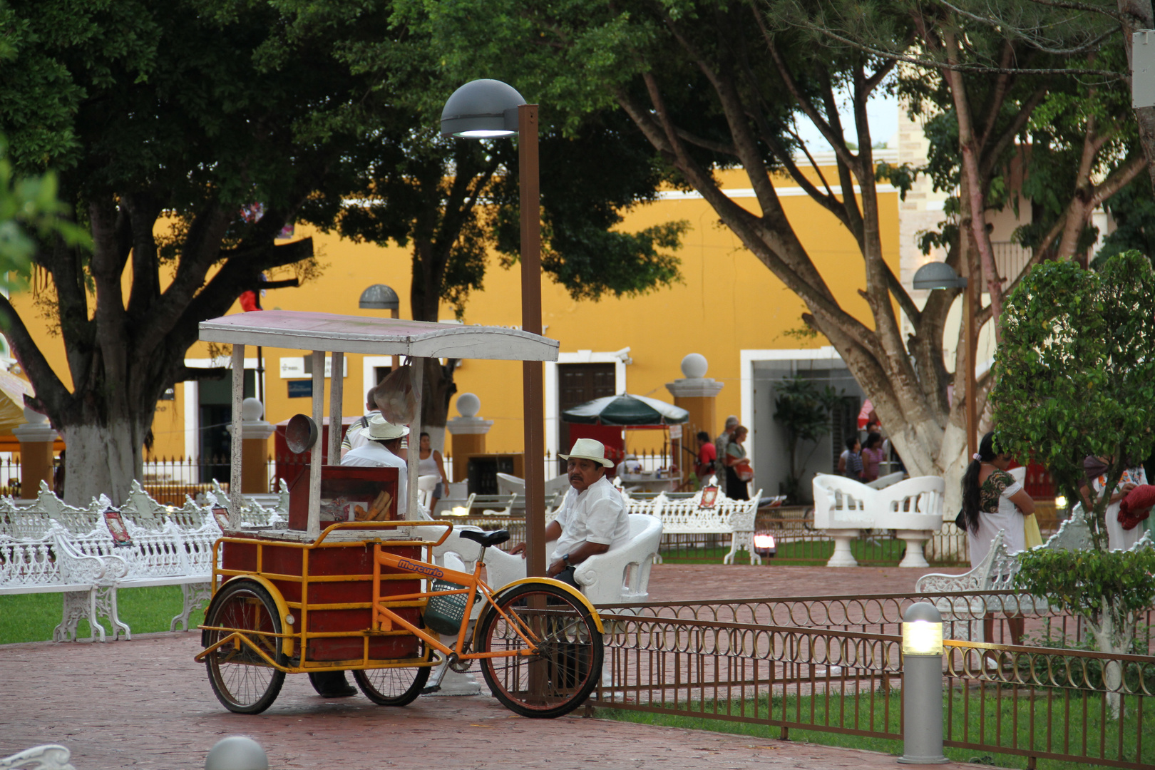 Carro en la plaza