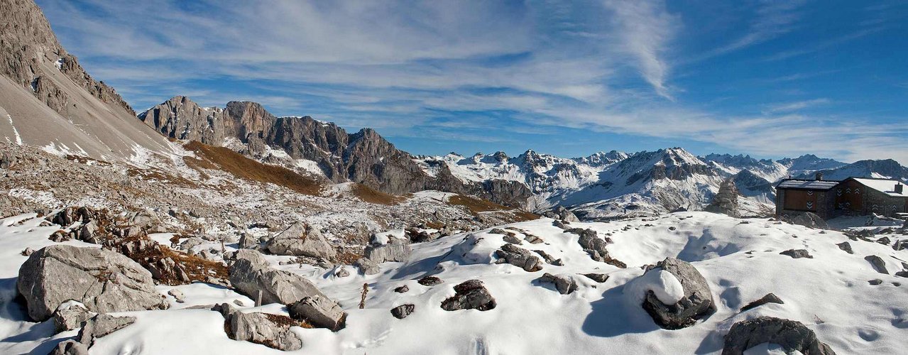 Carschinahütte in Puderzuckerlandschaft