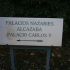 Cartel indicador en la entrada del Palacio de Carlos V La Halambra ( España )