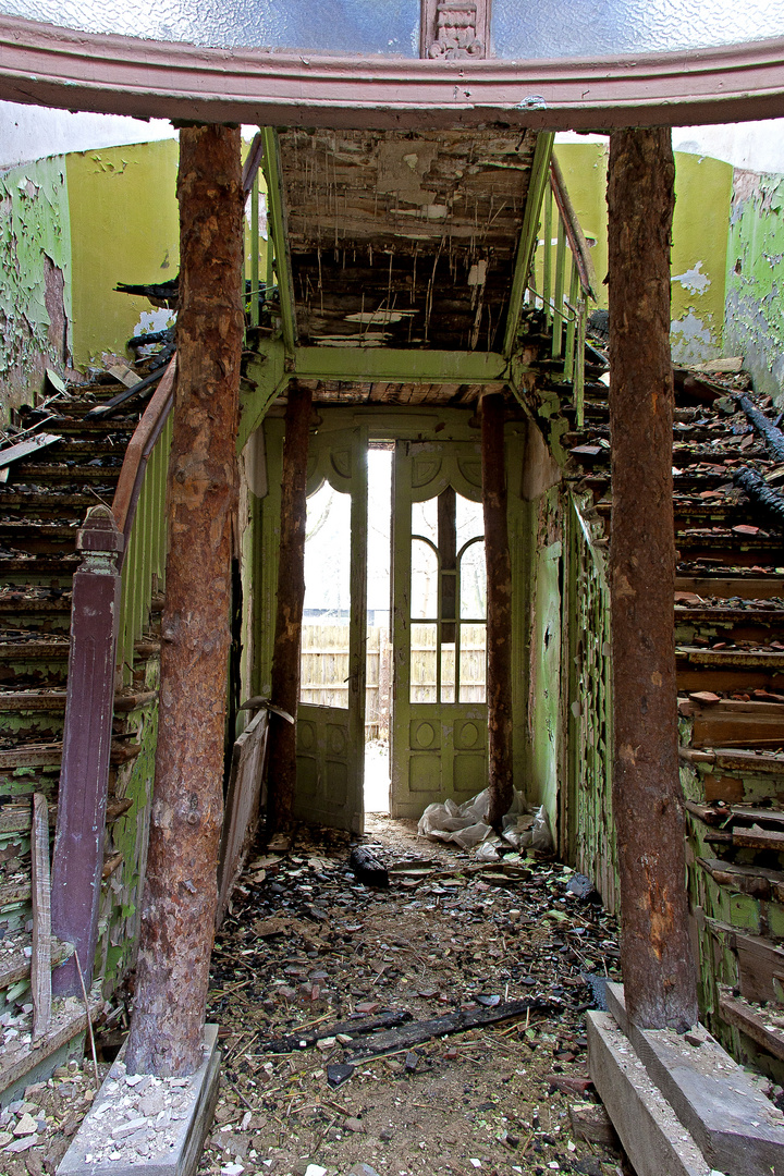 Casa abandonada dentro, Palanga, Lithuania