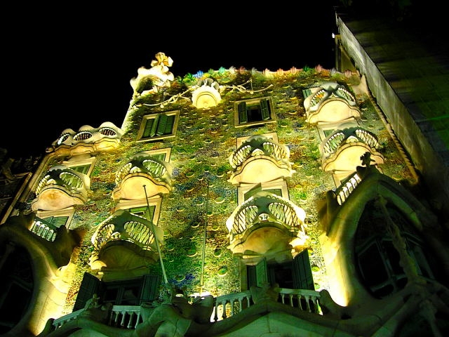 casa batlo la nuit