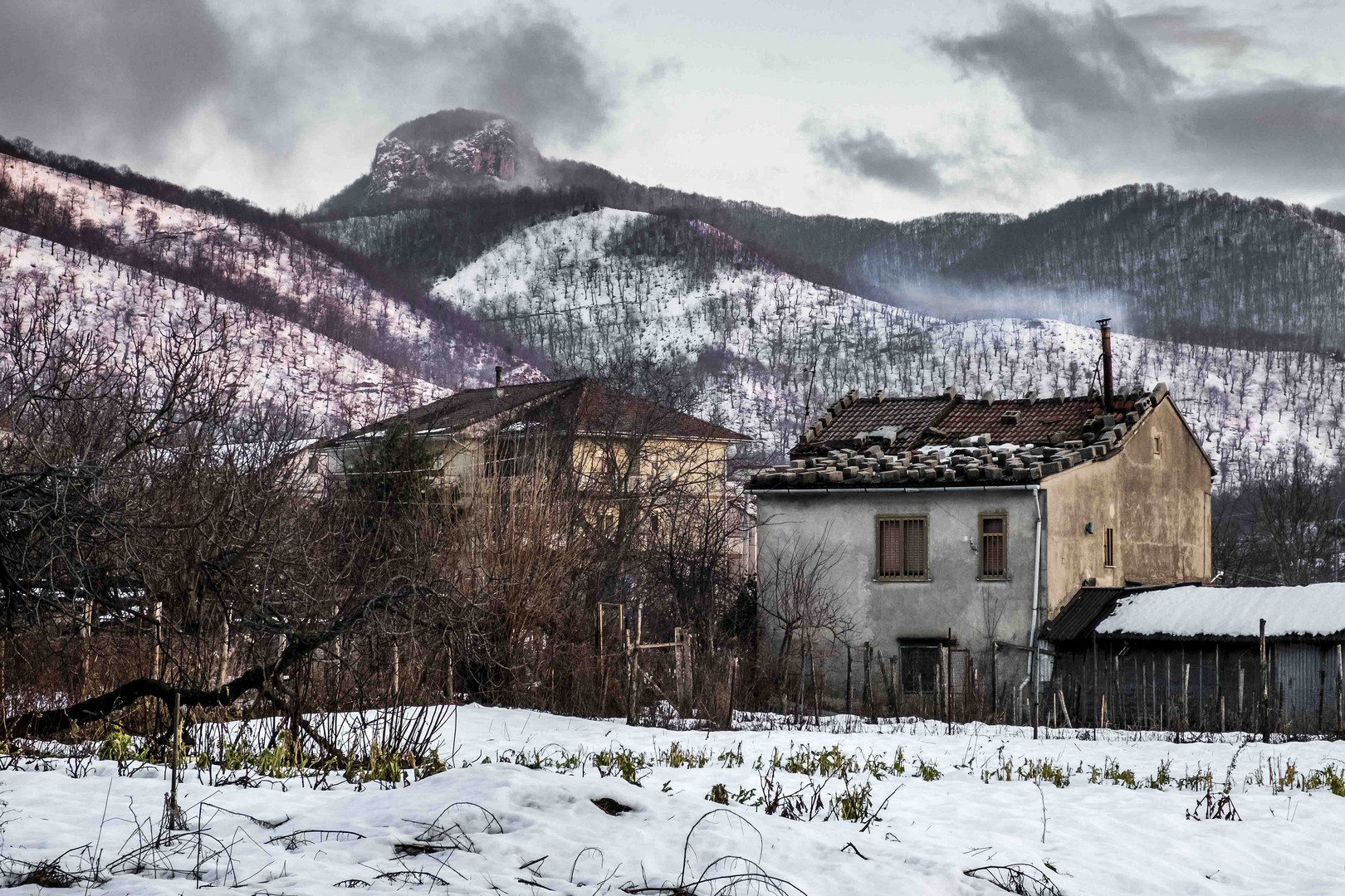 Casa che fuma. Con neve.