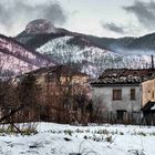 Casa che fuma. Con neve.