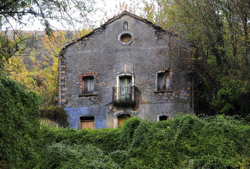 casa diroccata nel verde