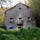 casa diroccata nel verde