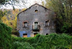 casa diroccata nel verde