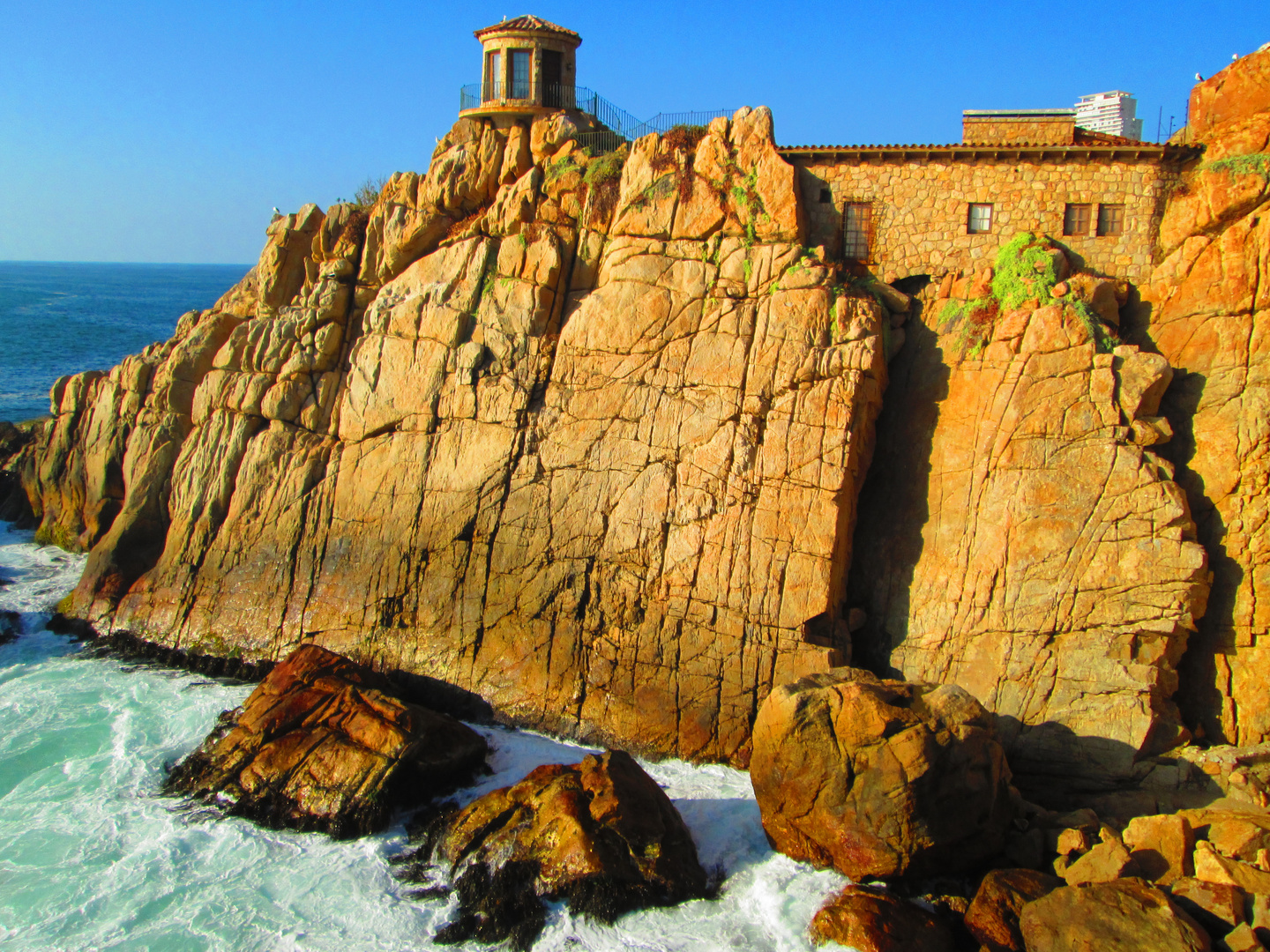 casa en medio de las rocas...