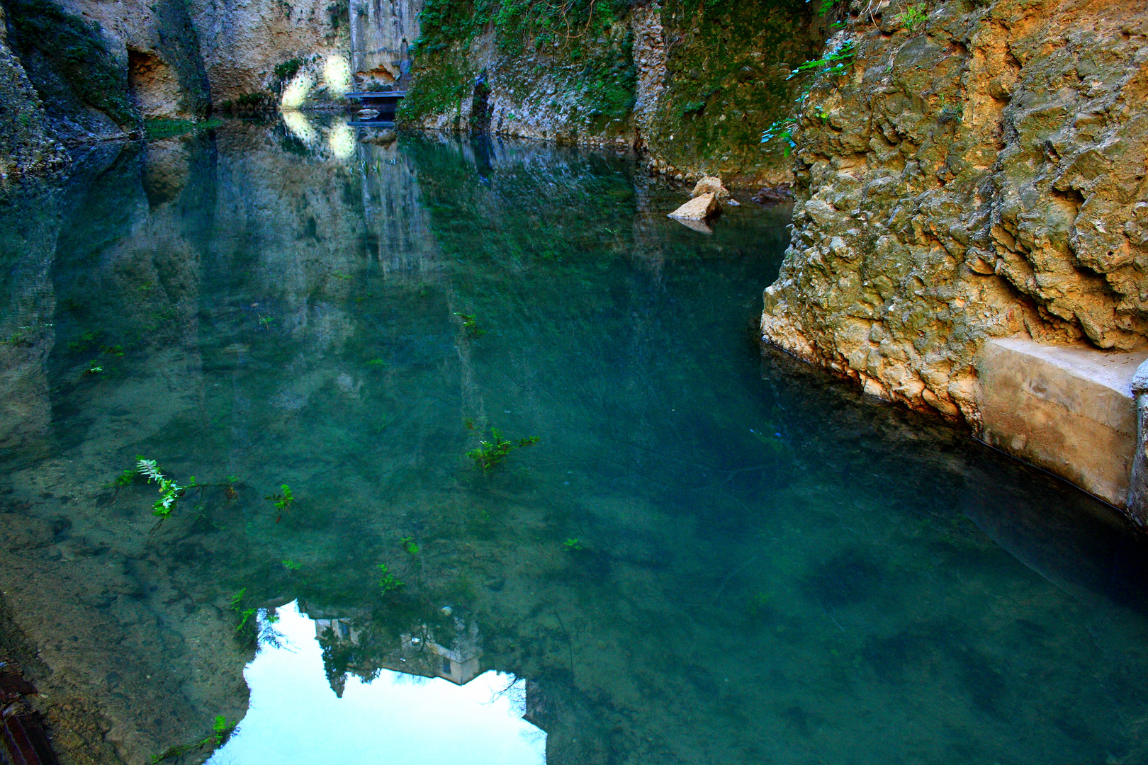 casa reflejada en el agua