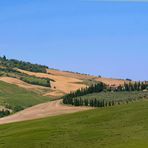 Casali, cipressi e campi arati.